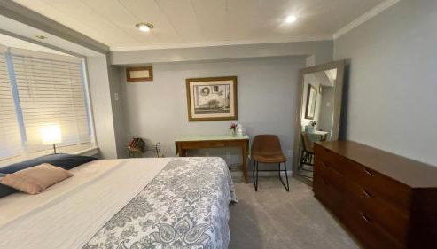 Near downtown with hot tub sleeps seven - Foto 5