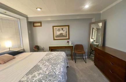 Near downtown with hot tub sleeps seven - Foto 5