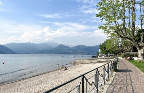 Elegant Traditional Home Steps from the Lake, with Garden and Panoramic Terrace - Photo 66