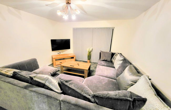 Large Modern House with Parking - Photo 56