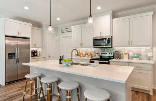 The Benjamin I - 2022 Built Luxury Retreat with Backyard Paradise with Hot Tub Outdoor Movie Screen Dock & Boat Rental - Foto 6