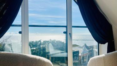 Stylish 3 Bed Apt Sea Views Near the Beach 2B - Foto 3