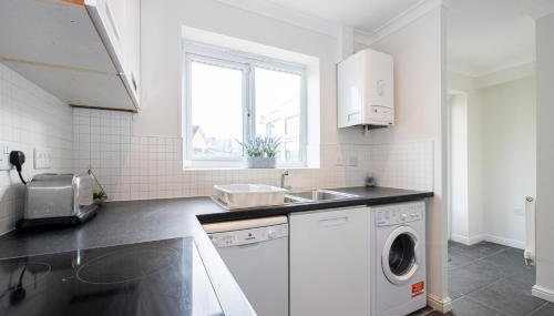 Airstays Apartment - Photo 2, stove, dishwasher, toaster, minibar
