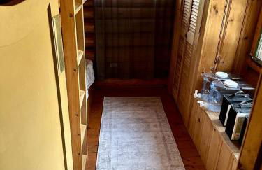 Charming Lakeside Cabin Bungalow with Timeless Rustic Beauty near Portage Lake in Maine - Foto 8