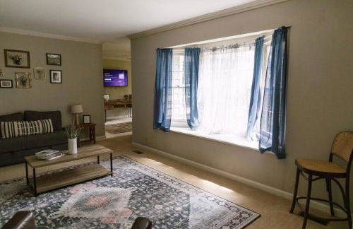 ~ The Cozy Farmhouse ~ | Sleeps 10+ | Farm Views - Foto 35