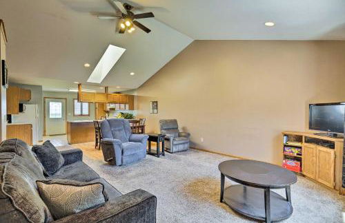 Elwood Townhome with Patio - 7 Mi to Johnson Lake - Foto 1