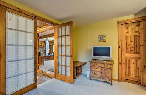 Riverfront Manton Cabin with Pool Table and Fire Pit! - Foto 22