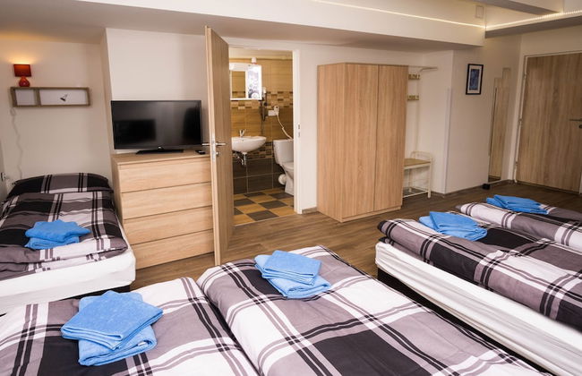 School Apartment by metro stop Vyšehrad - Foto 19