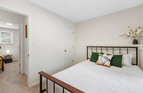 Beautiful 6 bed 3 bath home in quiet neighborhood - Foto 19