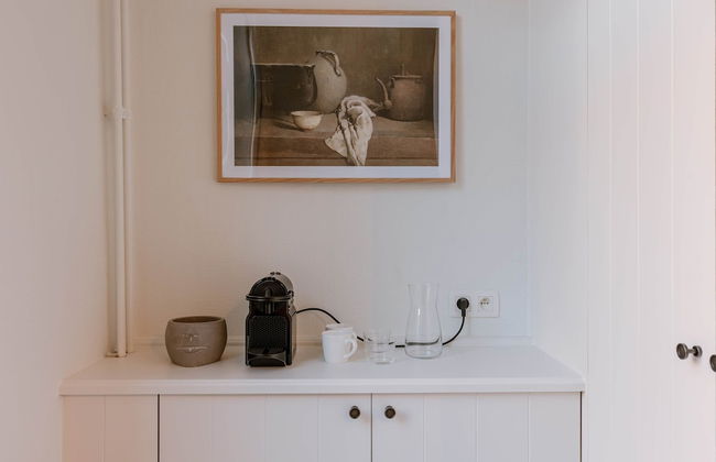 Inviting and Bright Guest Room in City Center - Photo 16