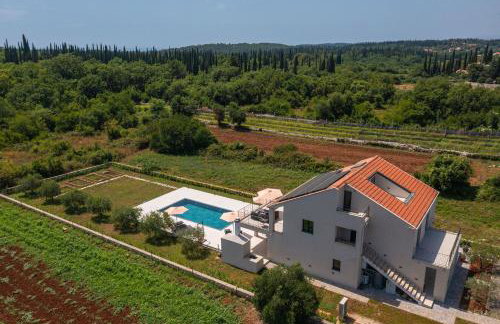 Green & Blue Five Bedroom Villa with Private Pool and Complete Privacy - Photo 55