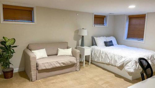 Rare Find Spacious Basement Apartment with Parking - Foto 4