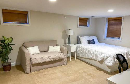 Rare Find Spacious Basement Apartment with Parking - Foto 4