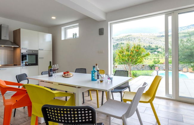 Serene Rural Villa With Pool, Sun Deck, and Children's Play Area - Foto 13