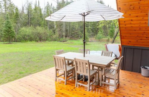 TreeTops Ayframe, Supersized AFrame on the River with Hot Tub - Foto 2