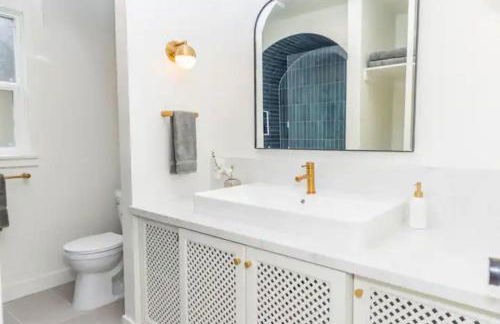 Cheerful 4BD Home in the Heart - Foto 23