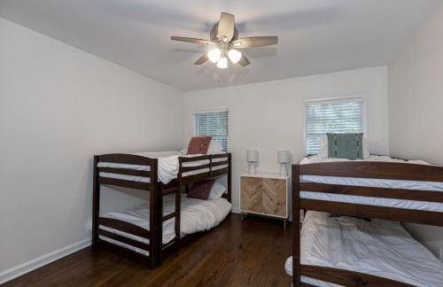 Group Getaway 6BR Near Fort Benning Huge Kitchen Private Yard - Foto 27