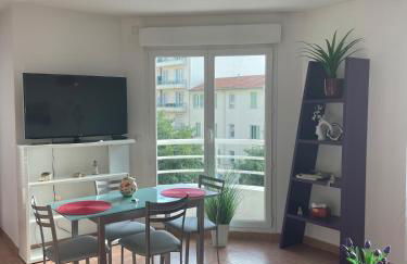 Comfy 2 min to Beach - AC - Photo 3