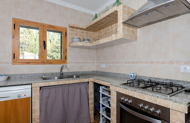 Private Villa With Inviting Space - Photo 11