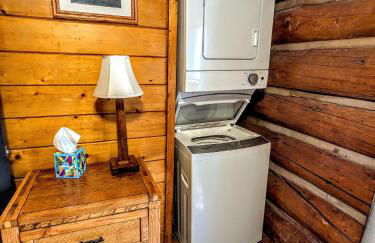 Charming Log Cabin in Tall Pines w Large Deck - Foto 26