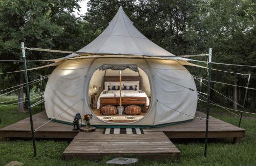 Charming Couples' Bell Tent Rental with Air Conditioning in Texas Hill Country - Foto 1