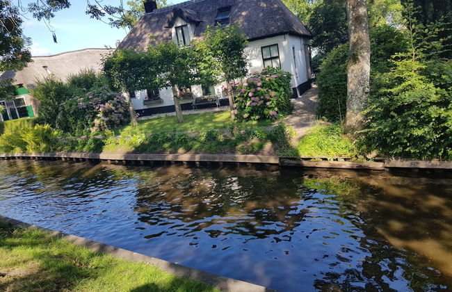 Group Home in Giethoorn With Waterside Terrace - Photo 46