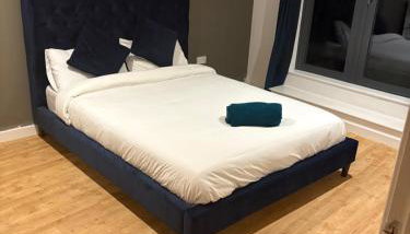 Rooftop 2 Bed Penthouse, Hot Tub, Wrapped Balcony, Free Parking, Train Station Location by Opulent Stays - Foto 3