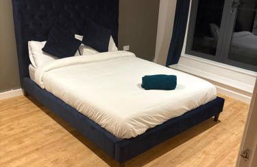 Rooftop 2 Bed Penthouse, Hot Tub, Wrapped Balcony, Free Parking, Train Station Location by Opulent Stays - Foto 3