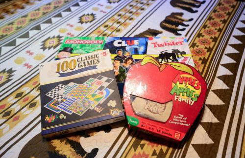 Cozy Cabin with Hottub at Cloverdale Cabins - Foto 10