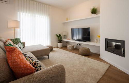 Bright & Spacious Villa by Beach - Photo 1