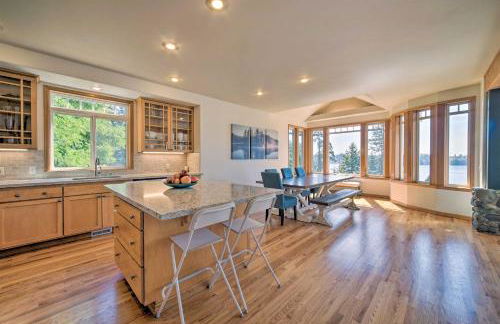 Spacious Lake Stevens Home with Fire Pit, Patio - Foto 9