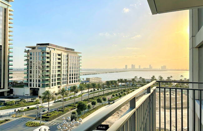 Elegant Stay: Balcony & Stunning Dubai Creek Views - Photo 37
