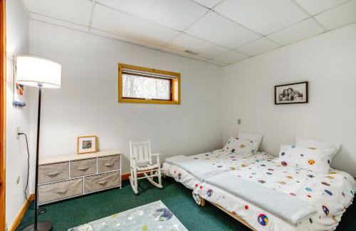 Porch and Views Queensbury Three Family Lakehouse - Foto 19