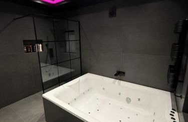 SK Stays Modern Luxury Home With Jacuzzi Bath & Cinema Room - Foto 14