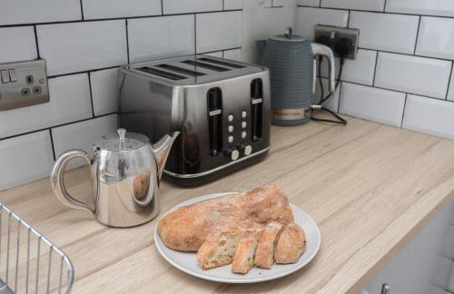 The Avenue-3 bed sleeps 6 great for contractors - Foto 5