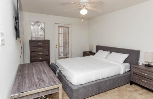 Wyndham 219 Modern 2br suite, Parking - Photo 15