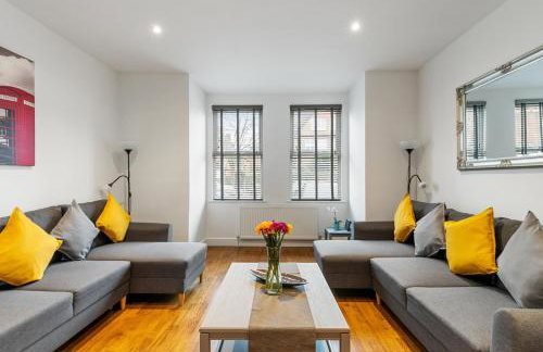 Two Bed Flat in Bush Hill Park - Photo 1