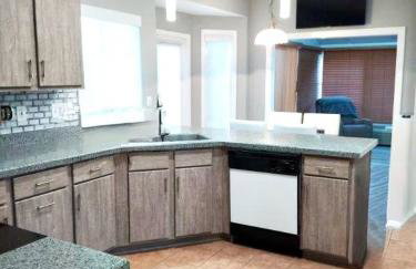 Tropical Oasis with Tiki Bar, Firepit, Seasonal Pool - Foto 43