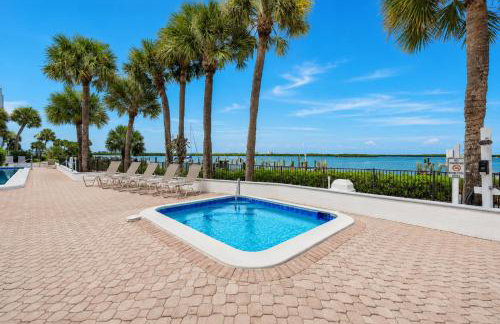Waterfront Island Oasis! Heated Pool with Stunning View & 2 Full Bath - Foto 28