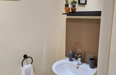 Spacious Mytholmroyd Apartment with River Views - Photo 22