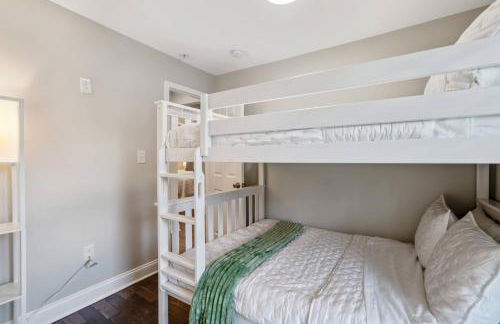 Walk to the stadium, downtown, West St - close to everything - Foto 25