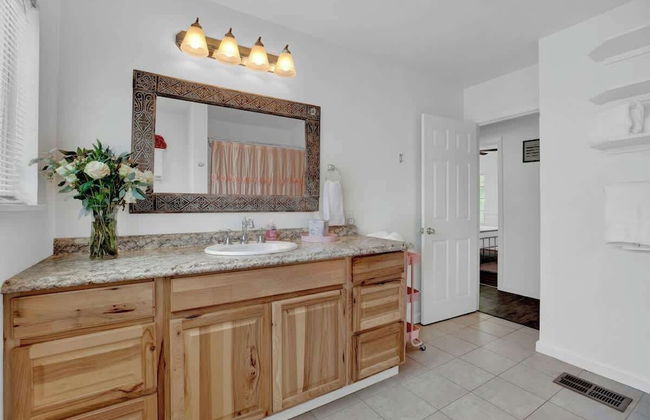 Willkommen to Pink Haus 1 Mile to Main Street! - Foto 25