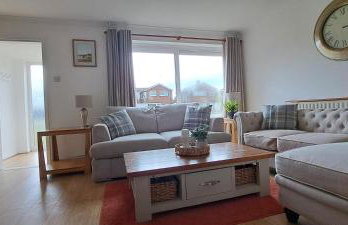 Generous 3 bed in the heart of the village - Foto 3