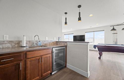 Rooftop Sunset Escape BBQ & Billiards Sleeps 8 - Foto 28