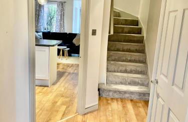 Cosy 4BR house, West Didsbury, bars and restaurants close by, Free Parking, Sleeps 8 - Photo 4