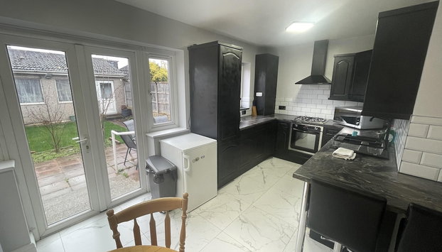 Garden Apartment nr Heathrow Airport & Elizabeth Line Train Station with Parking for 2 cars - Foto 2, Imagem principal