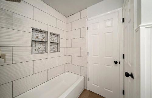 Comfort, Fun, & Charming - 5BR Oasis with Pool - Foto 9