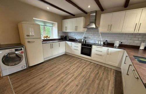 4-Bed Cottage at Famous Tuckers Grave Inn Sleeps 8 - Photo 37