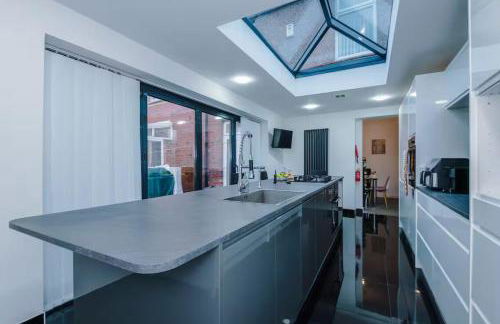 Group-Friendly Home near Manchester with Hot Tub and Private Cinema Room - Foto 16