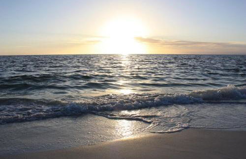 An Island Getaway at Palm Tree Villas - Photo 10